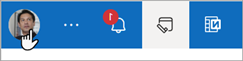 حدد اسمك أو صورة ملف التعريف في أعلى يمين Outlook.com لتغيير كلمة المرور.