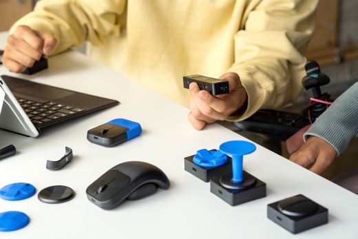 جدول مع تصميمات ثلاثية الأبعاد من Shapeways لملحقات Microsoft Adaptive.