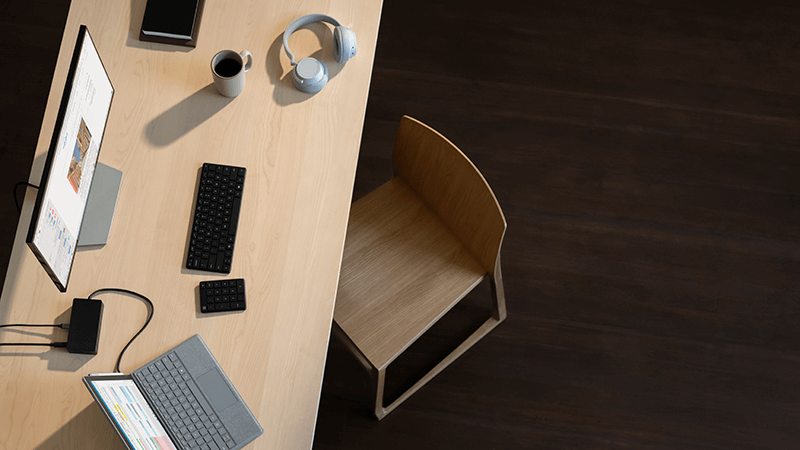 Surface Pro وSurface Headphones مع ماوس ولوحة مفاتيح على مكتب