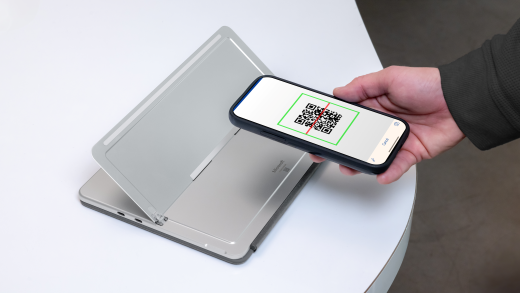Лице, което сканира QR кода на SN на гърба на устройството