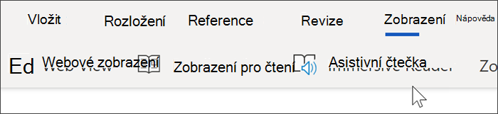 Snímek obrazovky s horním navigačním panelem Wordu Online, vybraným zobrazením a kurzorem myší ukazující na Asistivní čtečku