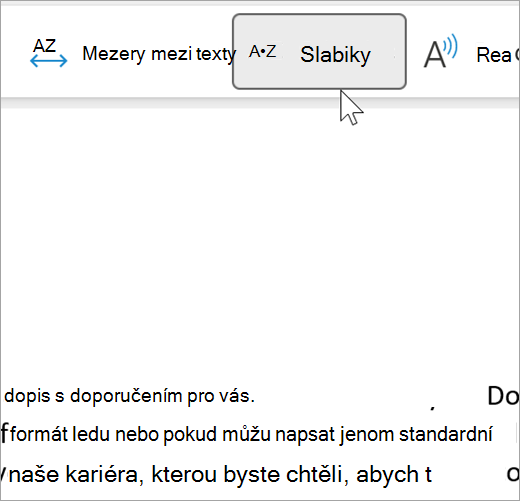 Snímek obrazovky s vybranou funkcí slabikování v Asistivní čtečce, která zobrazuje několik slov v e-mailu rozdělených do slabik. slovo doporučení se zobrazuje jako rec tečka om tečka men dot ní