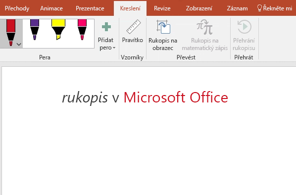 Na plátně PowerPointu je rukopisem napsané slovo Hello.