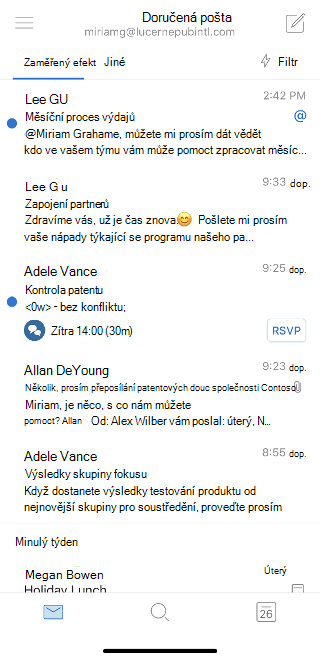 Zobrazuje e-maily v doručené poště. E-mail v horní části začíná zmínkou zavináč.