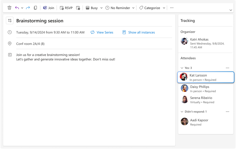 Na obrázku je podokno sledování schůzek, kde si můžete zobrazit všechny odpovědi pro každého pozvaného spolu s novými dodatečnými informacemi o tom, jestli se každý účastník zúčastní osobně nebo virtuálně.