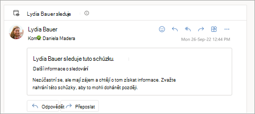 Snímek obrazovky s e-mailovou odpovědí, že účastník sleduje schůzku