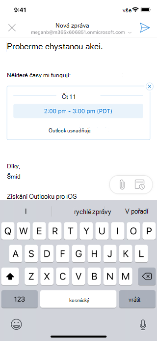 Zobrazuje koncept e-mailu na obrazovce iOS. V e-mailu jsou uvedené dny a časy, kdy je odesílatel dostupný.