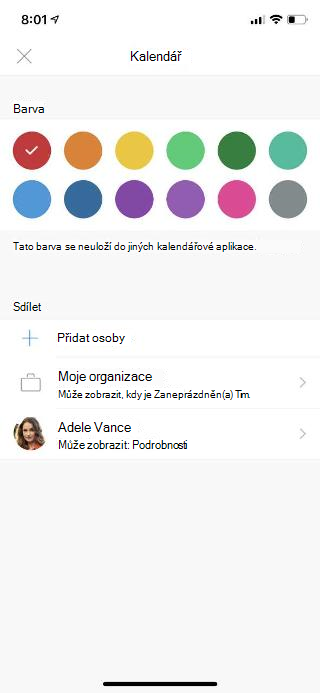 Zobrazuje obrazovku mobilního zařízení s aplikací Calendar v horní části. Pod částí Sdílet je několik možností a jméno přidané osoby.