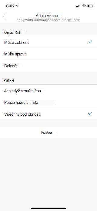 Zobrazuje obrazovku mobilního zařízení se jménem osoby nahoře a níže uvedenými možnostmi oprávnění a možnostmi sdílení.