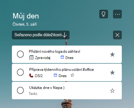 Seznam Můj den seřazený podle důležitosti se dvěma úkoly s hvězdičkou na začátku seznamu