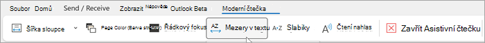 Snímek obrazovky s pásem karet Asistivní čtečky v desktopovém Outlooku. Možnosti zleva doprava jsou šířka sloupce, barva stránky, řádkový fokus, mezery v textu, slabiky, čtení nahlas, zavření asistivní čtečky.