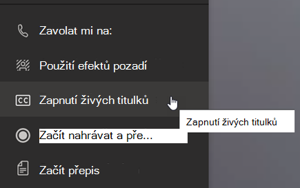 Snímek obrazovky znázorňující možnost Zapnout živé titulky v nabídce Další akce.