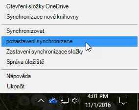 Snímek obrazovky s předchozí nabídkou OneDrivu pro firmy, kde je vybraná možnost Pozastavit synchronizaci.