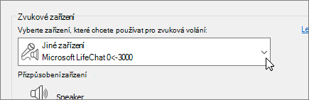Snímek obrazovky zobrazující rozevírací nabídku zvukových zařízení v dialogovém okně nastavení zvukového zařízení.