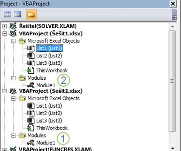 Podokno Průzkumník projektu VBA zobrazující stromy projektů pro VBAProject Book1.xlsm a VBAProject Book2.xlsm. Číslo 1 označuje modul 1 ve složce Book2.xlsm Modules a číslo 2 označuje složku Modules ve složce Book1.xlsm, což znamená, kam přetáhnout modul a zkopírovat jej.