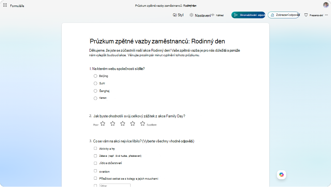 Snímek obrazovky zobrazující průzkum zpětné vazby zaměstnanců v Microsoft Forms s hodnocením událostí a otázkami ke zpětné vazbě.
