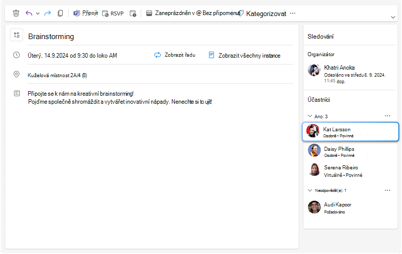 Na obrázku je podokno sledování schůzek, kde si můžete zobrazit všechny odpovědi pro každého pozvaného spolu s novými dodatečnými informacemi o tom, jestli se každý účastník zúčastní osobně nebo virtuálně.