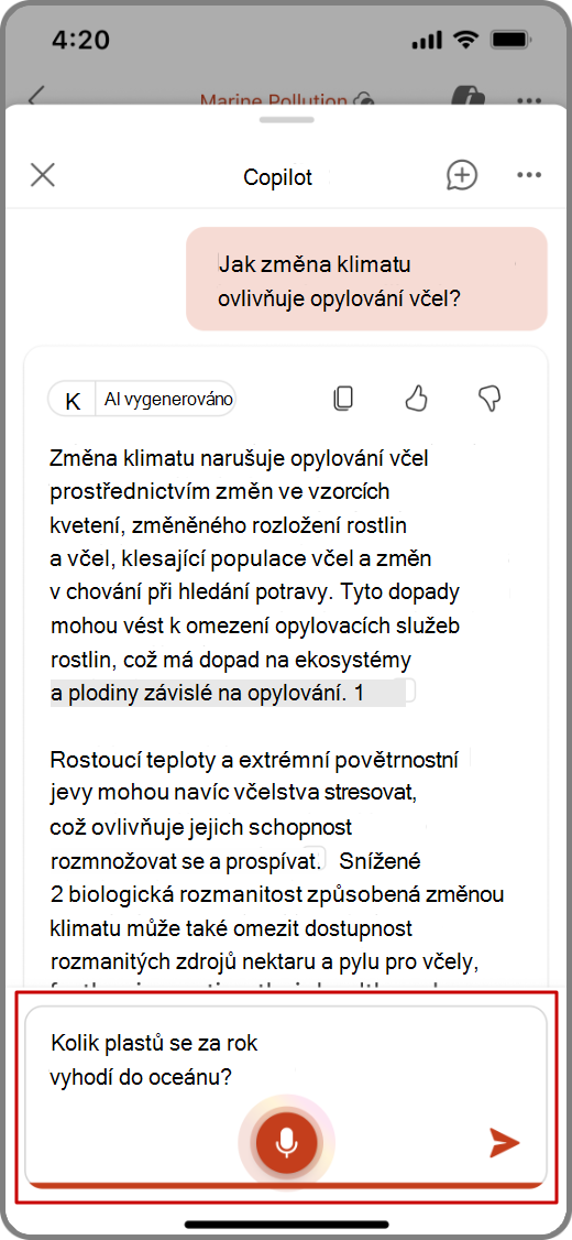Snímek obrazovky Copilotu v aplikaci PowerPoint na zařízení s iOS se zvýrazněnou možností hlasového vstupu