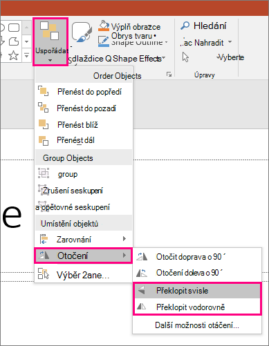 Snímek obrazovky znázorňující možnosti Uspořádat > Otočit, > Překlopit v PowerPointu.