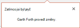 Snímek obrazovky znázorňující PowerPoint pro Office 365, který ukazuje, kdo udělal změny ve vašem sdíleném souboru, když jste byli pryč