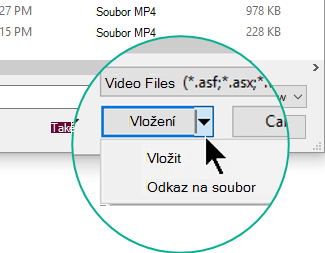 V dialogovém okně Vložit video si můžete vybrat možnost Vložit nebo Připojit k souboru.