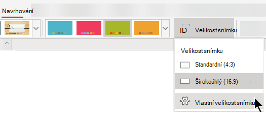 Možnosti velikosti snímku se v PowerPointu Online nacházejí poblíž pravého konce karty Návrh na pásu karet.