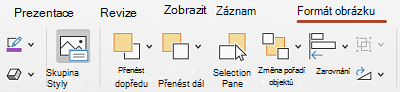 Tlačítko Alternativní text na pásu karet v PowerPoint pro Mac