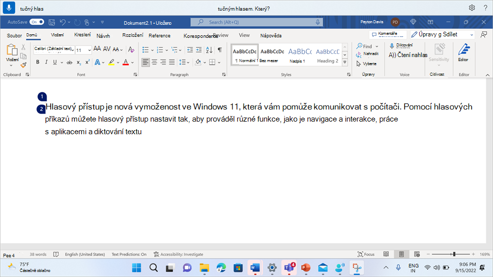 Dokument aplikace Word zobrazující příkaz hlasového přístupu Tučné.