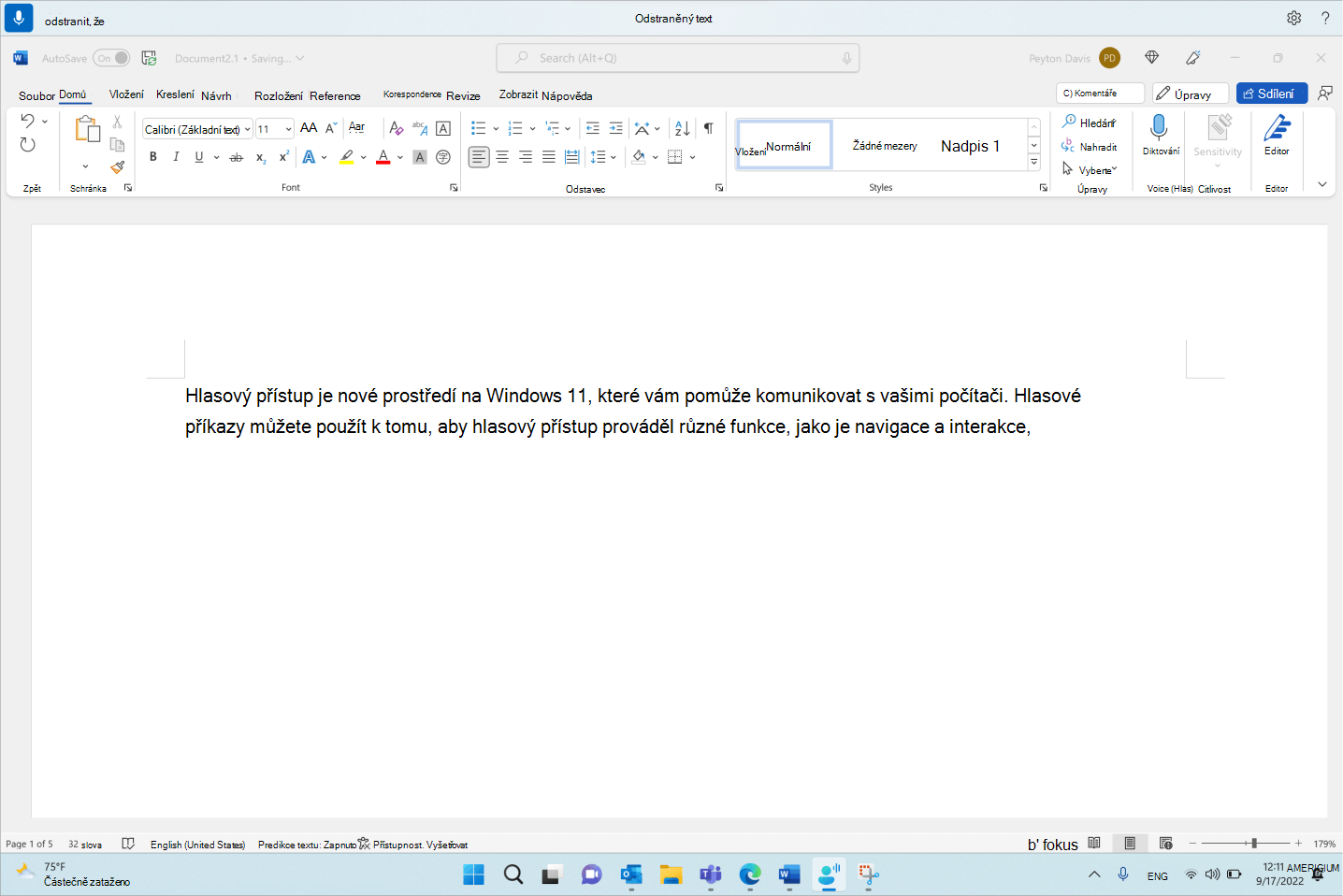 Dokument aplikace Word zobrazující příkaz hlasového přístupu Odstraňte to.