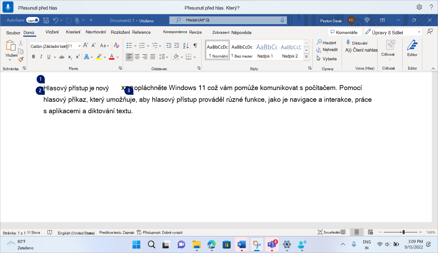 Dokument aplikace Word zobrazující příkaz hlasového přístupu, který umožňuje umístit fokus před slovo hlas.