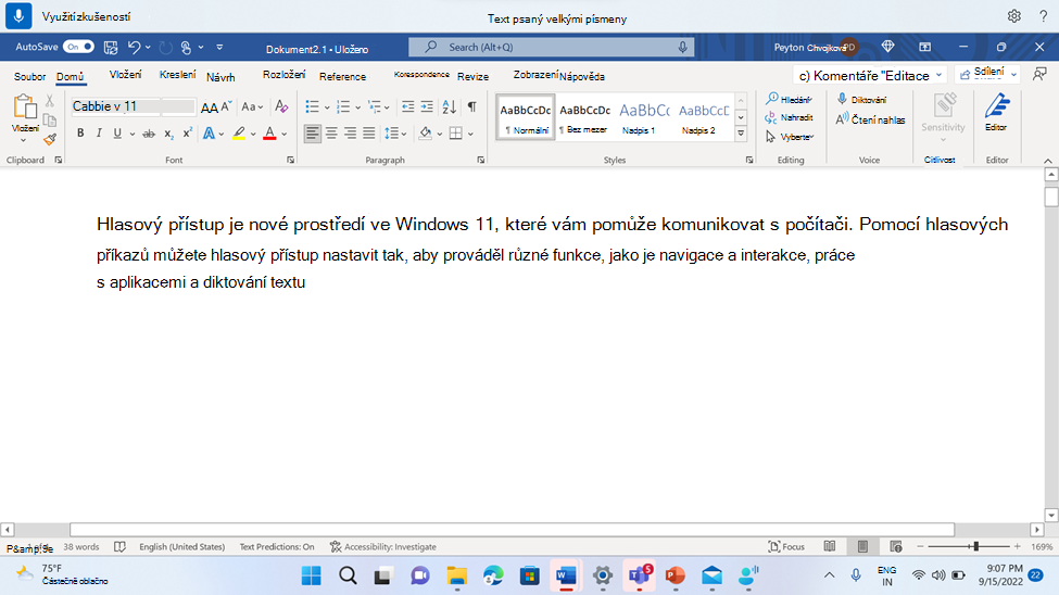 Dokument aplikace Word zobrazující příkaz hlasového přístupu Velká písmena.