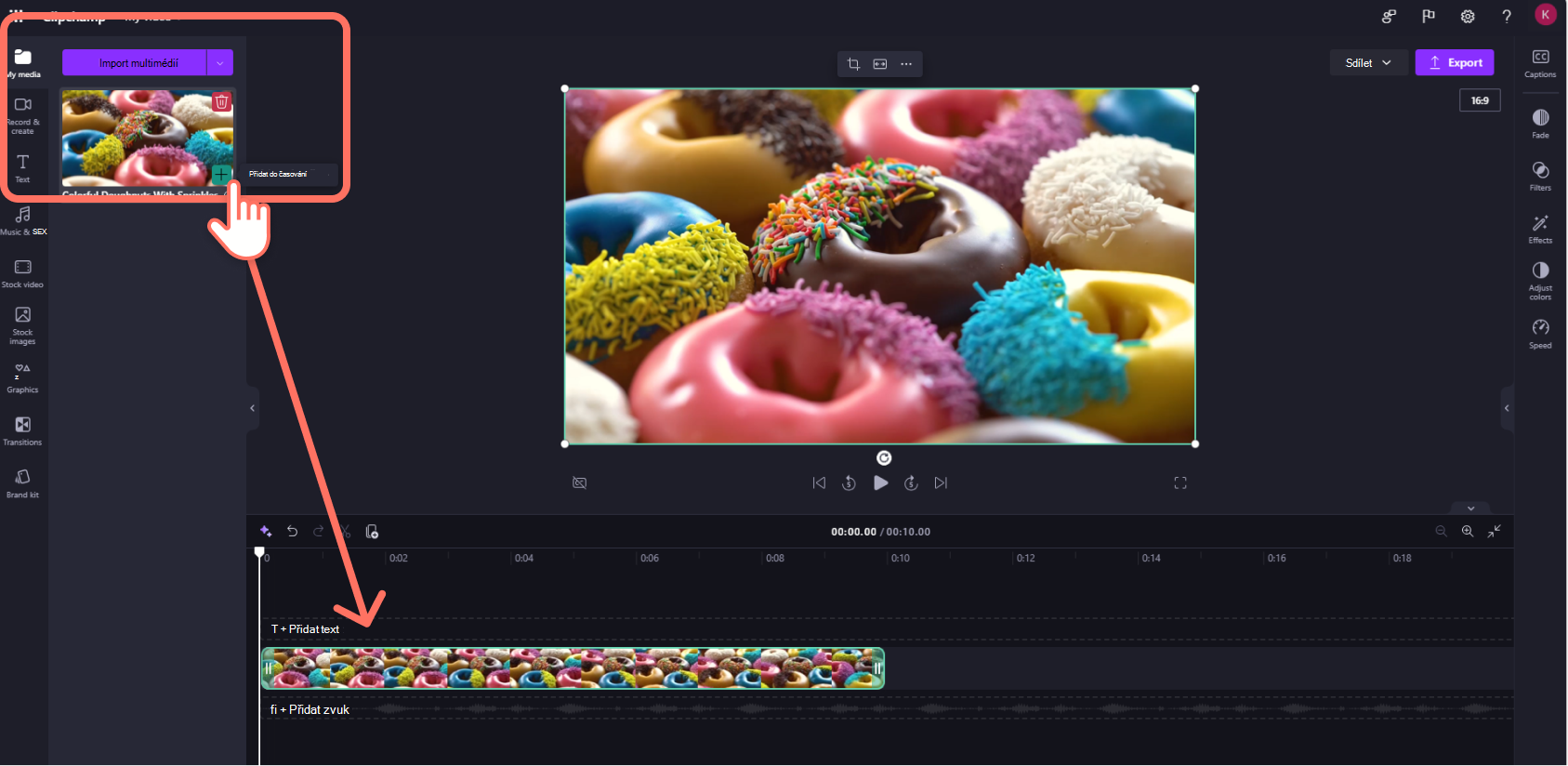 Snímek obrazovky s Clipchamp pro pracovní účty, který přetahuje videoklip na časovou osu