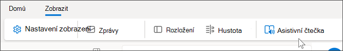 Snímek obrazovky s horní částí webu Outlooku s vybranou kartou zobrazení a myší najetou na Asistivní čtečku
