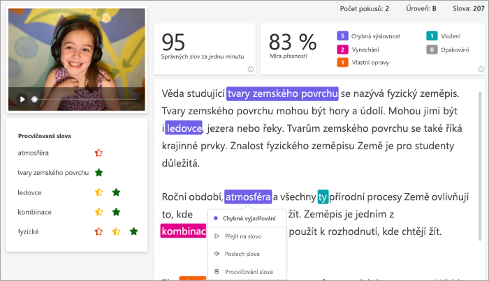 Usmívající se bílá studentka s nasazenými růžovými sluchátky je na obrázku v rámečku videa vedle části textu, kterou četla. Pasáž je označená barevně s barevně rozlišenými chybami.