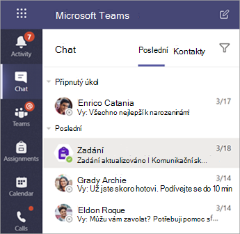 Snímek obrazovky zobrazující soukromé chaty studentů v Teams