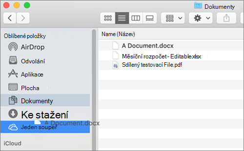 Okno Finder na Macu se zobrazením přetahování souborů