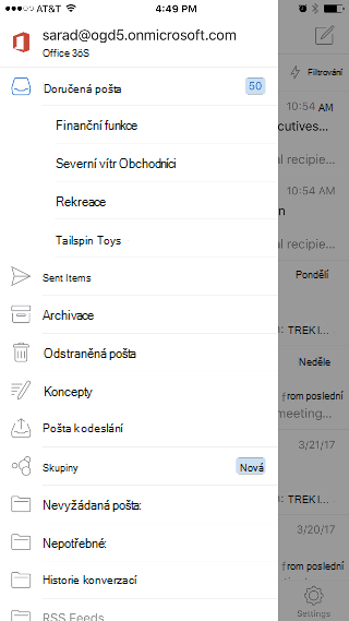 Zobrazuje aplikaci Outlook s doručenou poštu v horní části seznamu a možností Skupiny dole v seznamu.