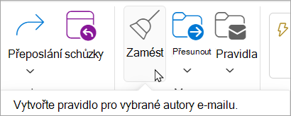 Výběr možnosti Uklidit na pásu karet