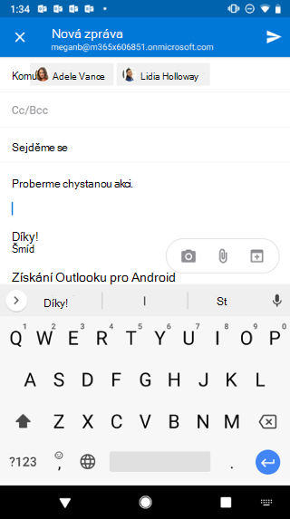 Zobrazuje obrazovku Androidu s konceptem e-mailu. Pod zprávou jsou tři tlačítka: Kamera, Příloha a Kalendář.
