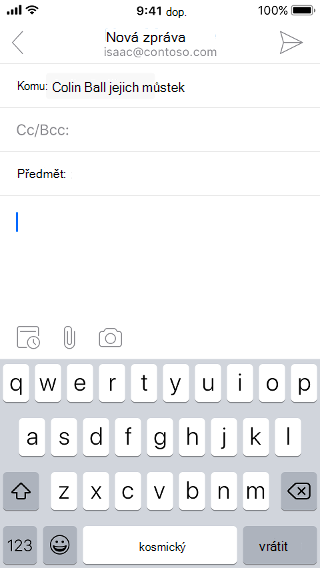 Zobrazuje obrazovku iOS s konceptem e-mailu. Pod konceptem zprávy jsou tři tlačítka: Calendar, Attachment (Příloha) a Camera.
