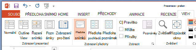 Tlačítko Předloha snímků je na kartě Zobrazení na pásu karet.