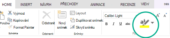 Tlačítko Zvýrazňovač textu je v PowerPointu Online na pásu karet na kartě Domů