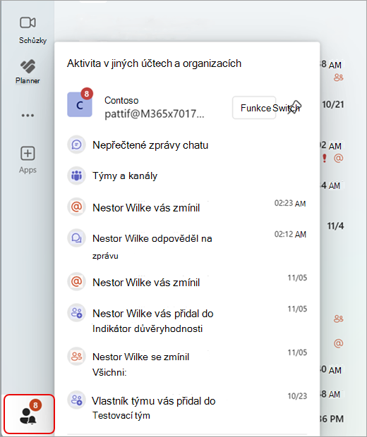 Snímek obrazovky zachycující aktivitu Teams napříč několika účty a organizacemi.