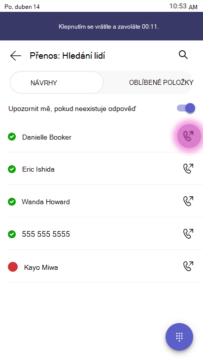 Obrazovka přenosu s vyhledávacím polem označeným Přepojit: Hledání osob s přepínačem Oznámit, pokud není zapnutá žádná odpověď a seznamem kontaktů, mezi které patří Danielle Bookerová, Eric Ishida, Wanda Howardová na telefonním čísle 555 5555 a Kayo Miwa. Vedle každého kontaktu se zobrazuje tlačítko akce přepojení a tlačítko pro přepojení hovoru je zvýrazněné.
