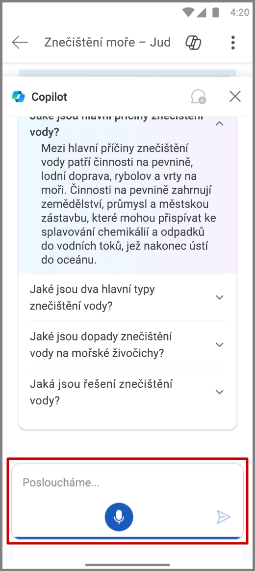 Snímek obrazovky Copilotu v aplikaci Word na zařízení s Androidem používajícího hlasový vstup v poli pro psaní zpráv