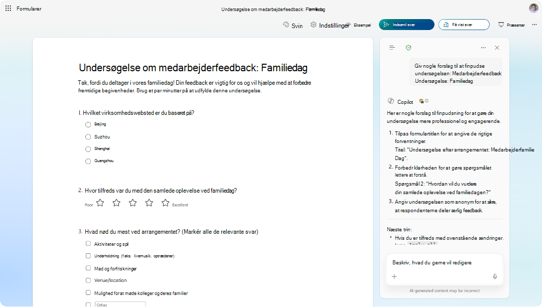 Skærmbillede af formularen Undersøgelse af medarbejderfeedback med Copilot-forslagspanel, der tilbyder forbedringer.