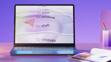 Bærbar computer, der viser ordene Samtidig redigering, Co-assist, Co-produce, Co-draft og Co-innovate for at formidle Copilots-funktioner på en lilla baggrund med en penneholder og en notesbog på skrivebordetMicrosoft