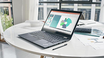 En bærbar computer med en åben PowerPoint-præsentation