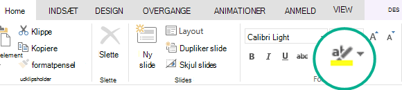 Knappen Tekstoverstregningstusch findes på fanen Hjem på båndet i PowerPoint Online