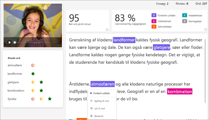smilende hvid studerende med lyserøde hovedtelefoner på er afbilledet i videorammen ud for det afsnit, hun har læst. Afsnittet er markeret med farvekodede fejl.